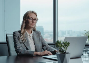 Quản lý là gì? Cần đáp ứng yêu cầu gì để làm quản lý?