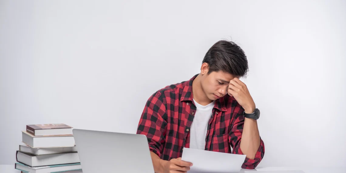 Người trẻ cảm thấy bối rối và mệt mỏi khi cố gắng học kỹ năng mới nhưng chưa thấy kết quả