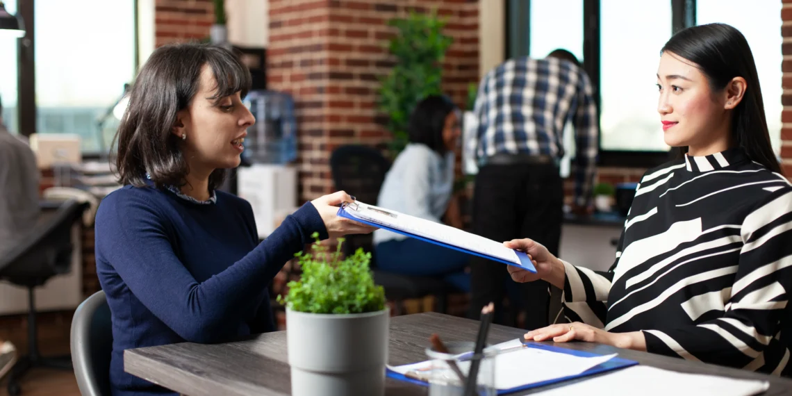 Nhân viên lắng nghe phản hồi khách hàng và giải pháp giải pháp một cách chuyên nghiệp