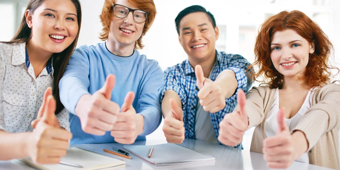 Người bán trình bày lợi ích và giá trị dài hạn của sản phẩm để tăng niềm tin cho khách hàng