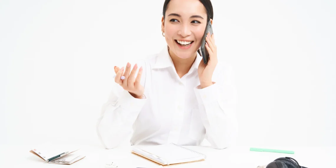 Nhân viên hỗ trợ khách hàng sau khi mua sản phẩm, có thể thực hiện dịch vụ hậu mãi