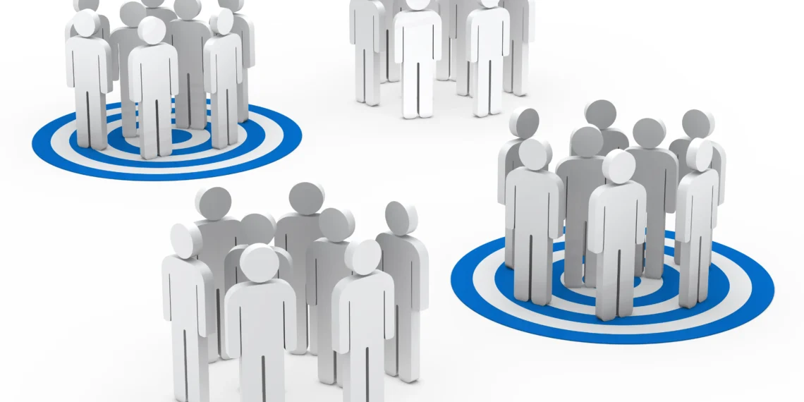 Hình ảnh mô tả người phân tích chân dung khách hàng mục tiêu để tập trung giá trị đúng đối tượng