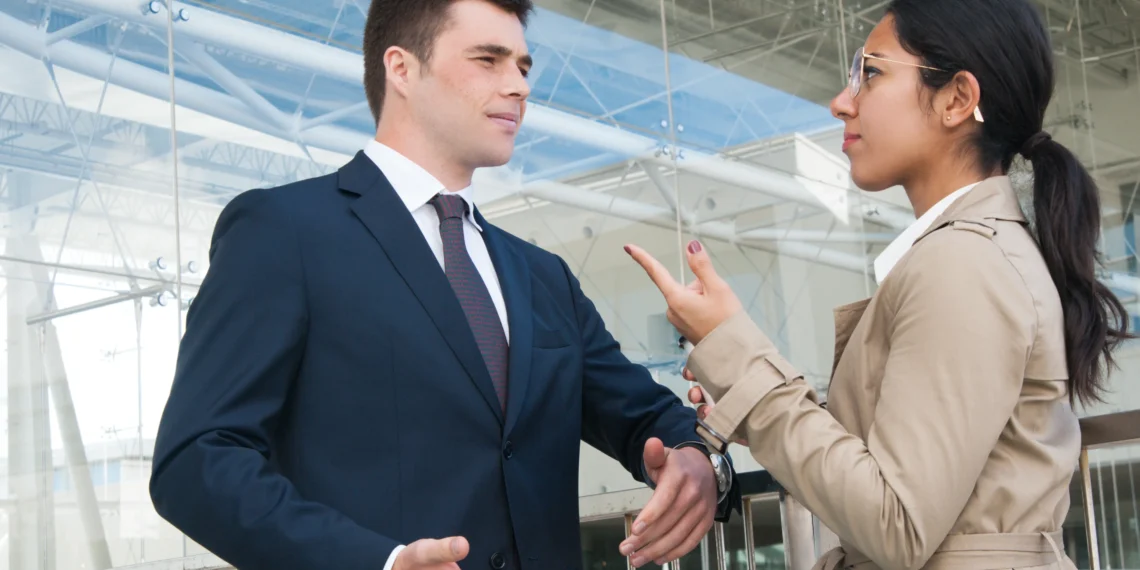 Nhân viên từ chối yêu cầu không phù hợp bằng thái độ lịch sự và chuyên nghiệp