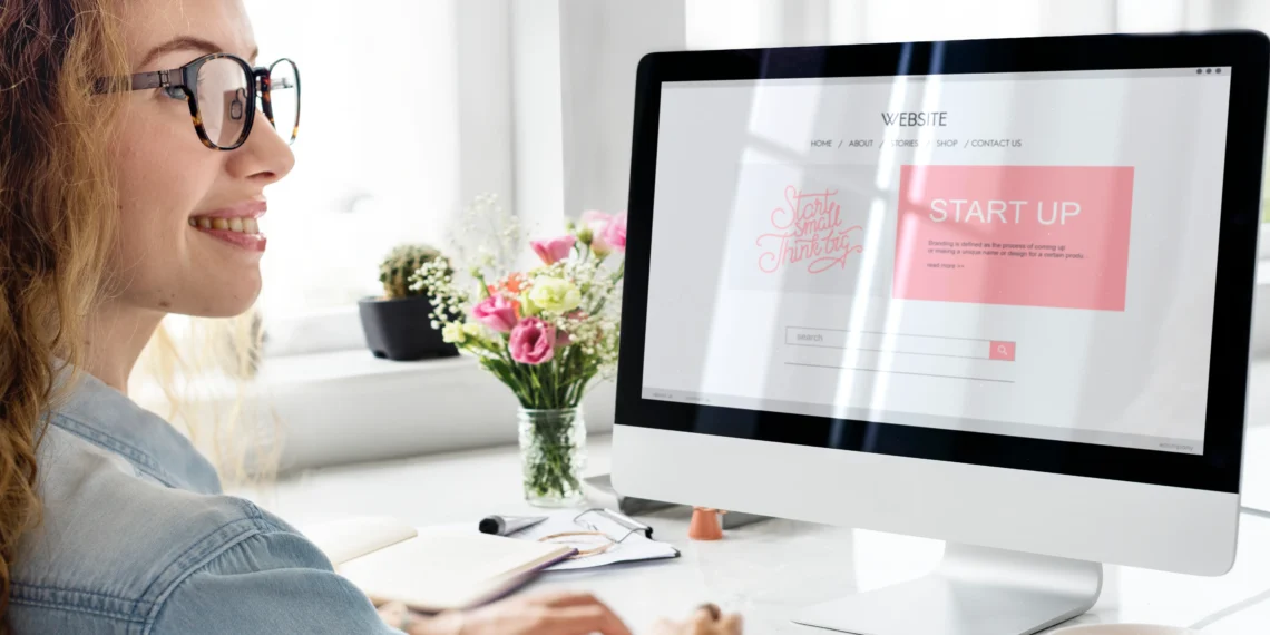 Nội dung thương hiệu trong email và mạng xã hội sử dụng giọng điệu đồng nhất.