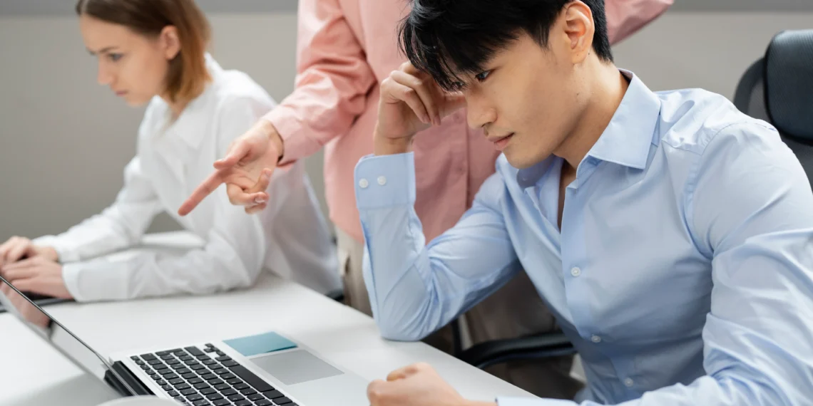 Nhân viên quá tải công việc dẫn đến kiệt sức theo khái niệm MURI