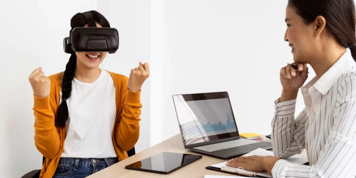 Người dùng trải nghiệm dịch vụ trên điện thoại, minh họa công nghệ ảnh hưởng đến hành vi khách hàng