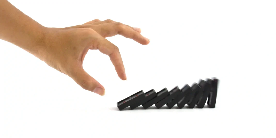Dãy domino đổ liên hoàn tượng trưng cho chuỗi tác động trong kinh doanh
