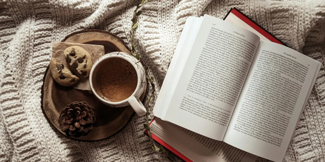 Người trẻ đọc sách và học trực tuyến để mở rộng tư duy và phát triển bản thân