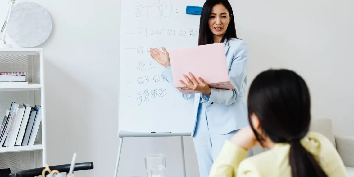 Chủ động báo cáo tiến độ và giao tiếp trong công việc