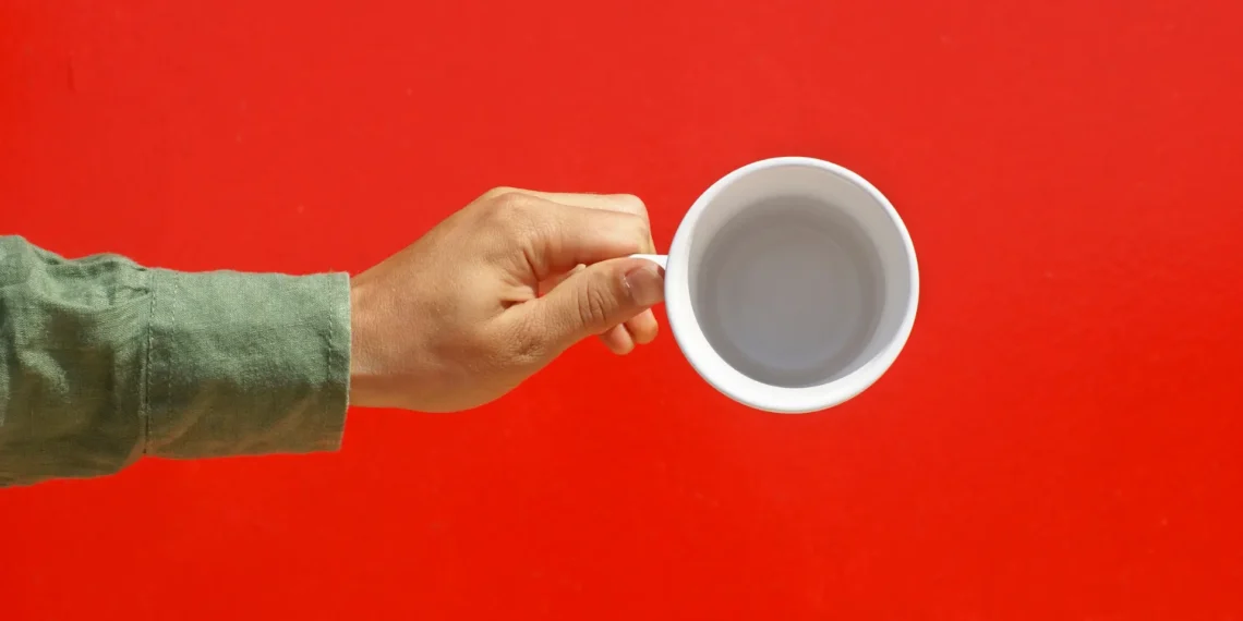 Minh họa chiếc cốc rỗng tượng trưng cho tư duy khiêm nhường và khả năng tiếp thu kiến thức mới