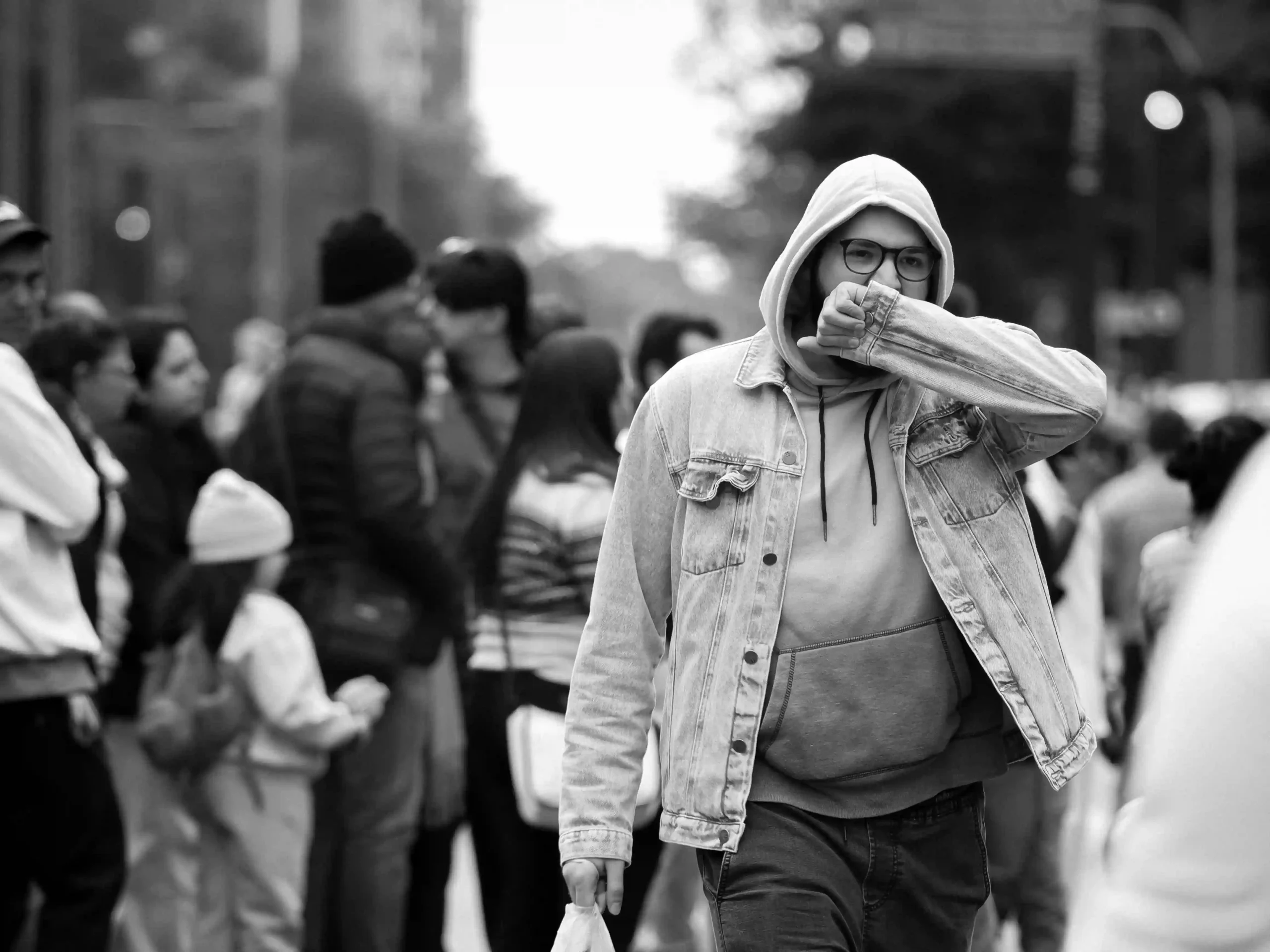 Áp lực xã hội và nỗi sợ bị cô lập trong hiệu ứng bầy đàn