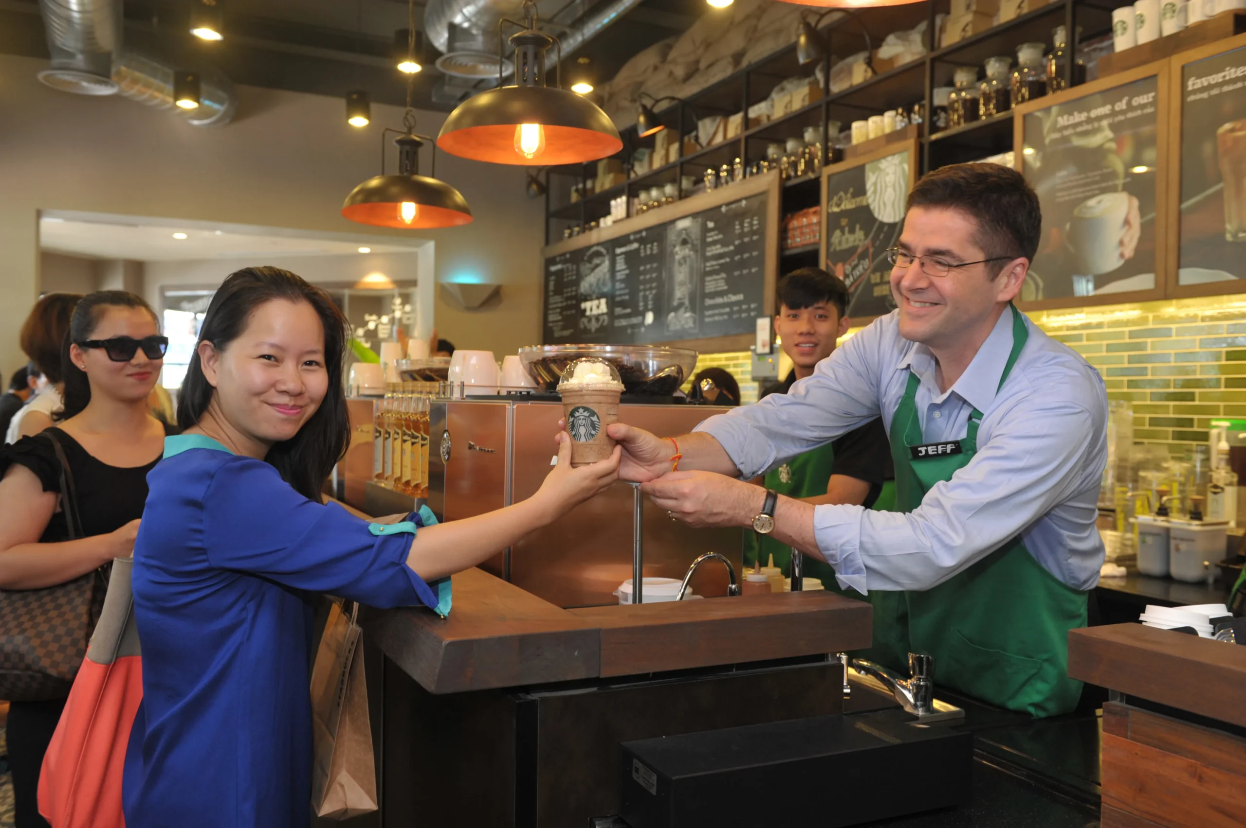 Khách hàng gọi đồ uống tại quầy Starbucks