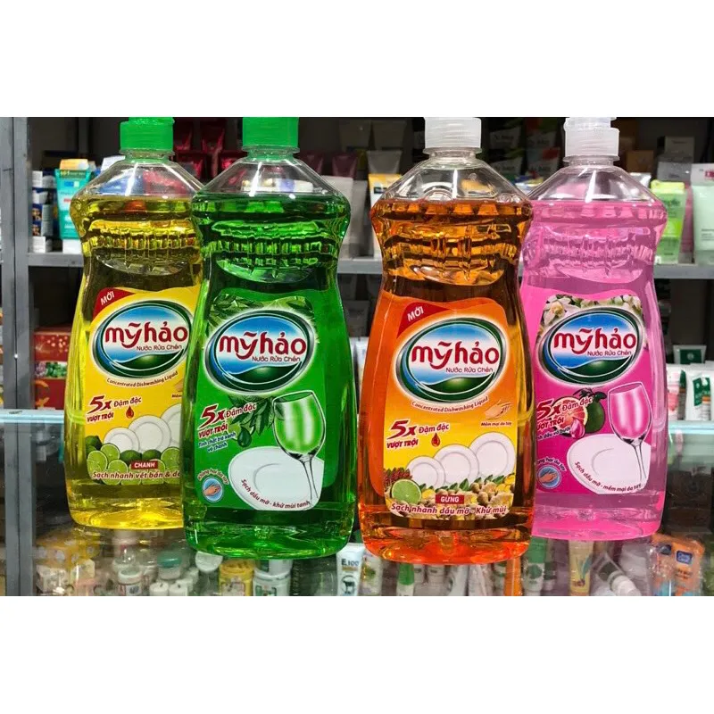 Người nội trợ rửa chén trong căn bếp gia đình Việt