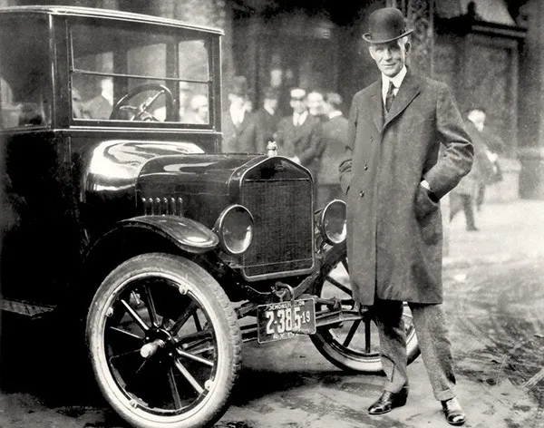 Henry Ford tại nhà máy sản xuất ô tô với dây chuyền lắp ráp đầu thế kỷ 20
