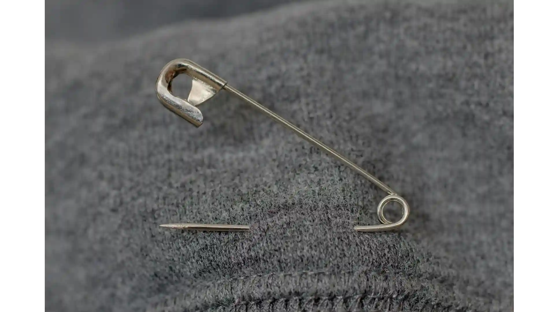 Chiếc kim băng thiết kế cổ điển