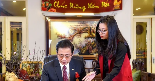 Lãnh đạo trò chuyện với nhân viên