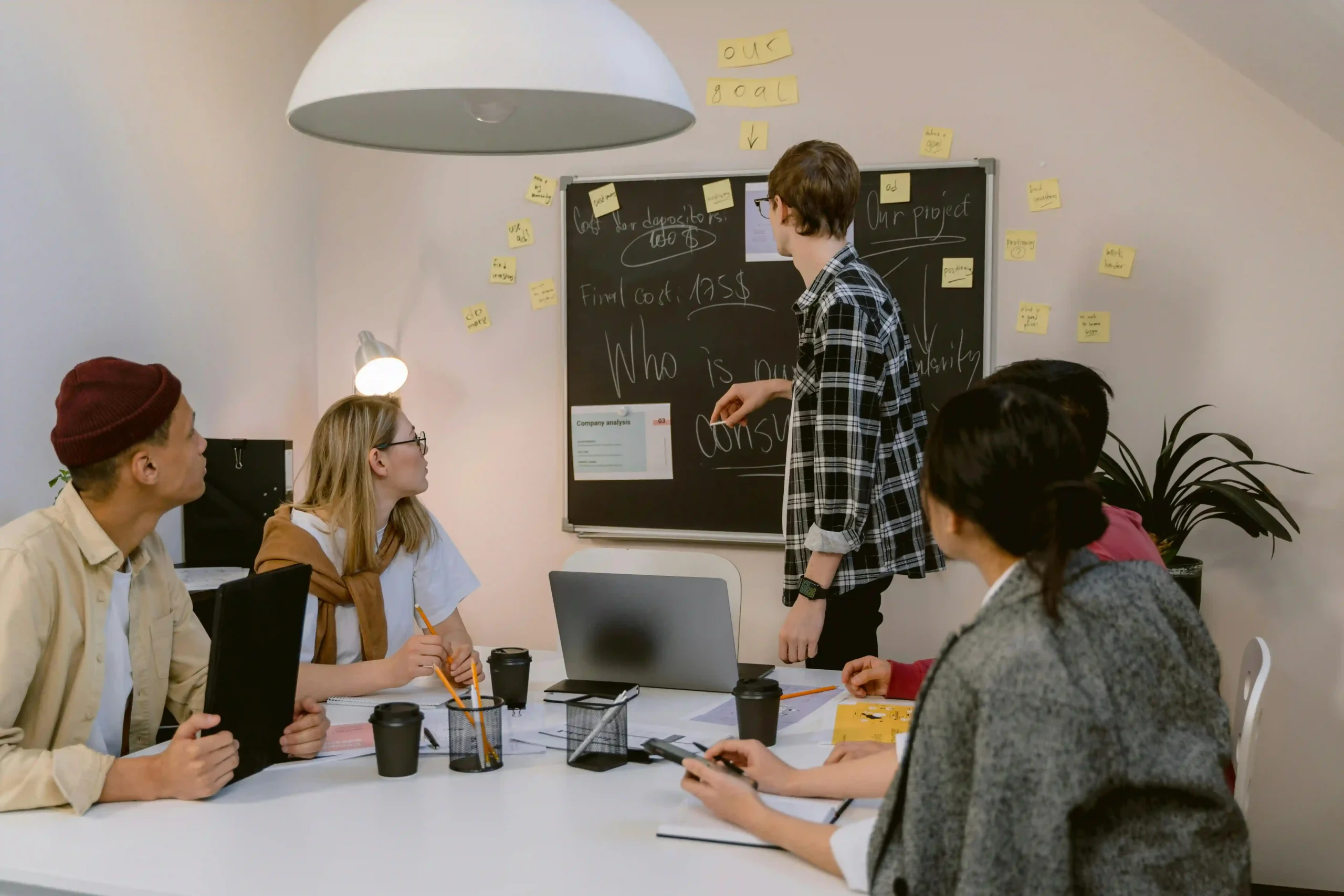 Nhóm nghiên cứu trải nghiệm người dùng trong giai đoạn khám phá vấn đề