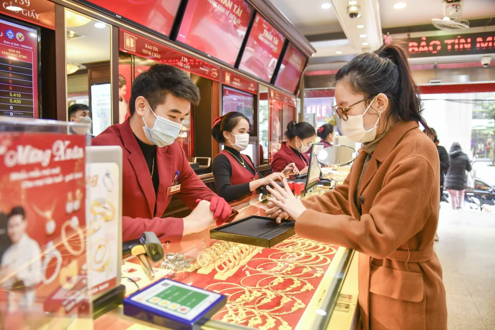 Nhân viên với đồng phục và tác phong chuyên nghiệp