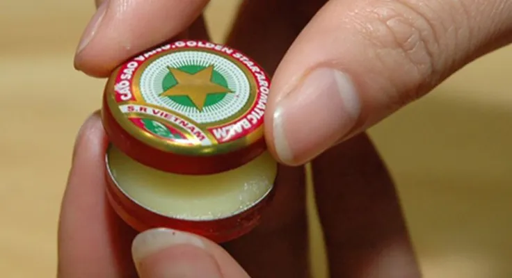 Lọ Cao Sao Vàng nhỏ bé từng xuất hiện trong hầu hết tủ thuốc gia đình Việt suốt nhiều thế hệ