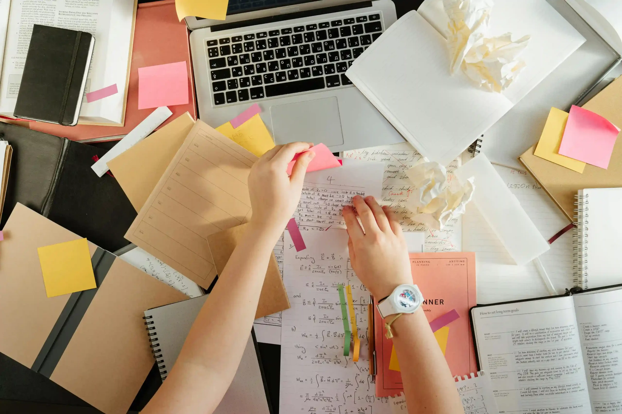Làm việc thiếu hệ thống khiến não bộ liên tục chuyển đổi nhiệm vụ và nhanh chóng mất năng lượng