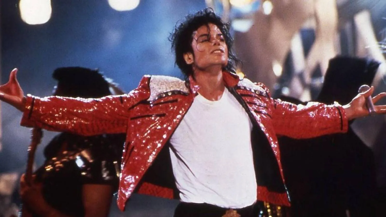 Michael Jackson biểu diễn trên sân khấu với phong cách đặc trưng