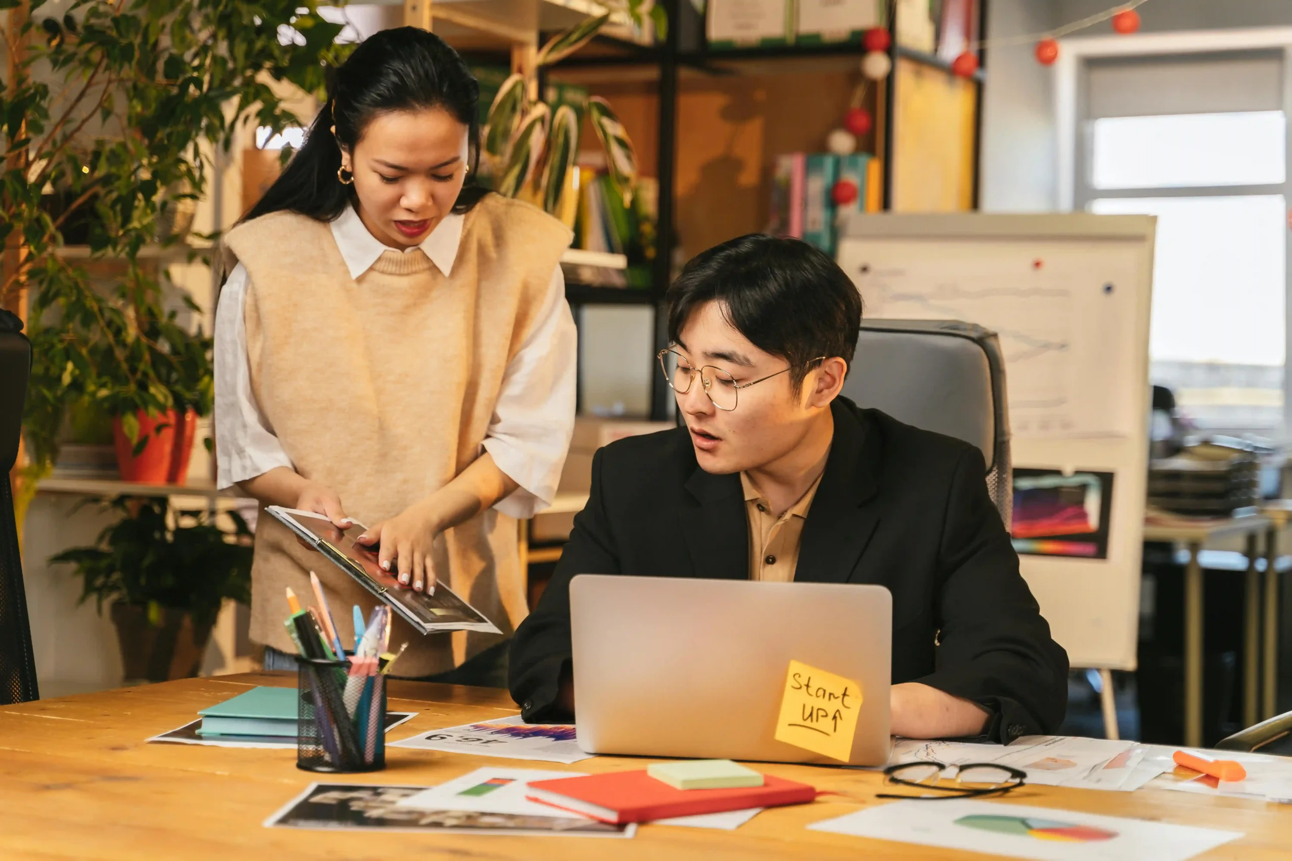 Nhân viên thiếu động lực làm việc trong văn phòng hiện đại