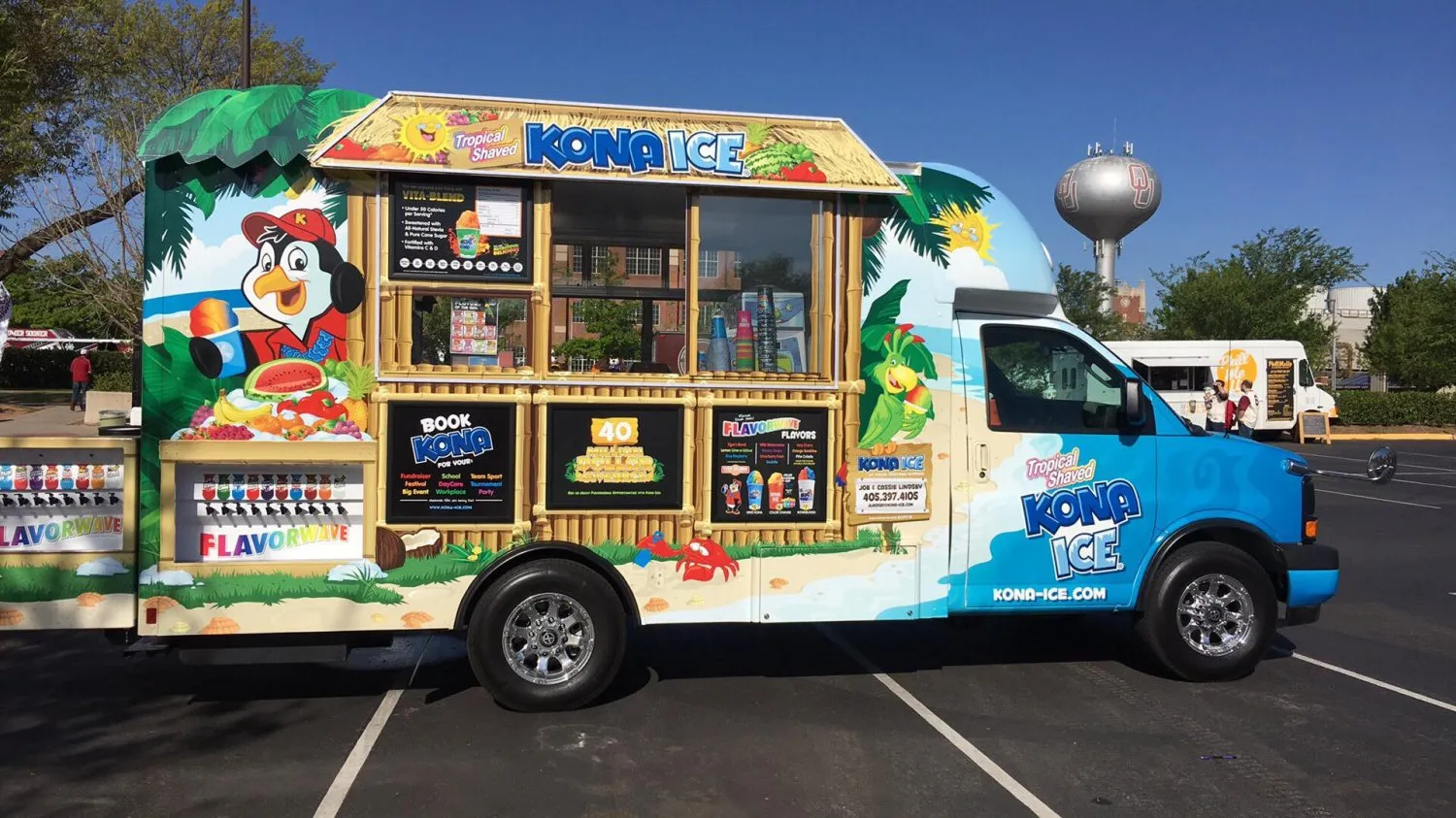 Xe tải Kona Ice nhiều màu sắc phục vụ đá bào cho trẻ em tại sự kiện ngoài trời